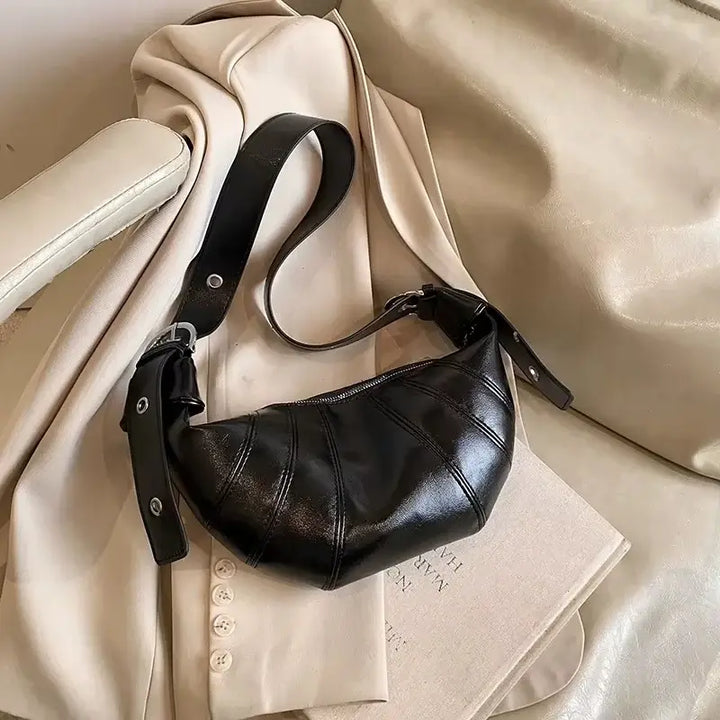 Bolsa-Feminina-Pequena-Hobo-Romina-na-Cor-Preta-bolsa-hobo-pequena-bolsa-hobo-preta-bolsa-hobo-de-couro
