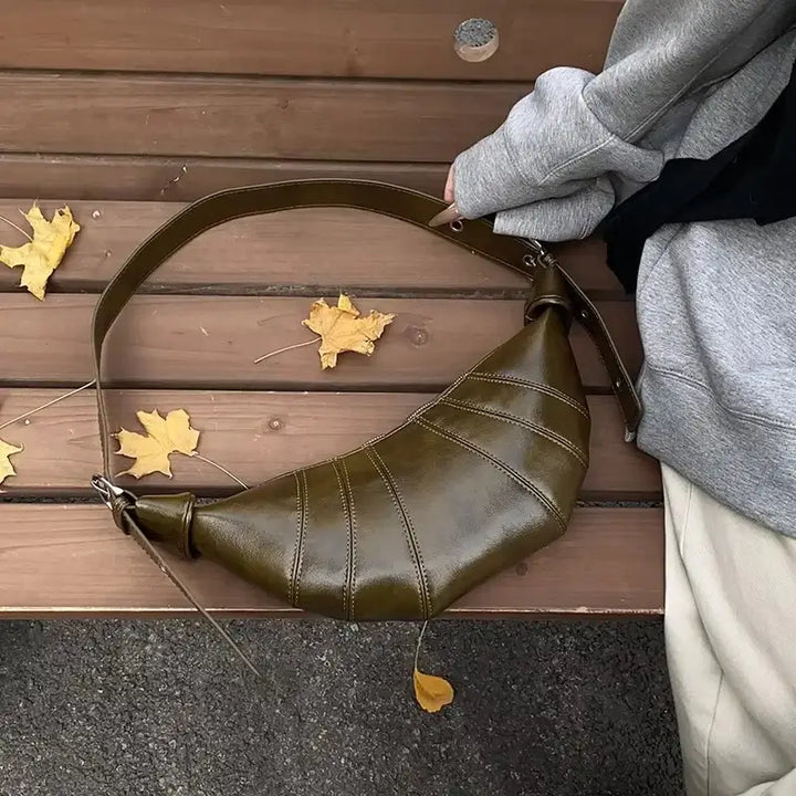 Bolsa-Feminina-Pequena-Hobo-Romina-Verde-Deitada-bolsa-hobo-pequena-bolsa-hobo-preta-bolsa-hobo-de-couro