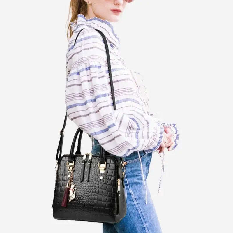 Bolsa-Feminina-Pequena-de-Couro-Lisette-Preta-Modelo-2-bolsa-feminina-promoção-bolsa-de-couro-feminina-bolsa-tiracolo-bolsa-tiracolo-feminino-bolsa-tiracolo-feminina-bolsa-de-couro-feminina-grande-Transversal