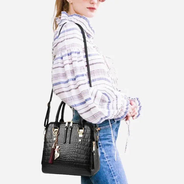 Bolsa-Feminina-Pequena-de-Couro-Lisette-Preta-Modelo-2-bolsa-feminina-promoção-bolsa-de-couro-feminina-bolsa-tiracolo-bolsa-tiracolo-feminino-bolsa-tiracolo-feminina-bolsa-de-couro-feminina-grande-Transversal