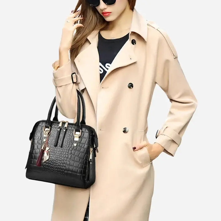 Bolsa-Feminina-Pequena-de-Couro-Lisette-Preta-Modelo-bolsa-feminina-promoção-bolsa-de-couro-feminina-bolsa-tiracolo-bolsa-tiracolo-feminino-bolsa-tiracolo-feminina-bolsa-de-couro-feminina-grande-Transversal