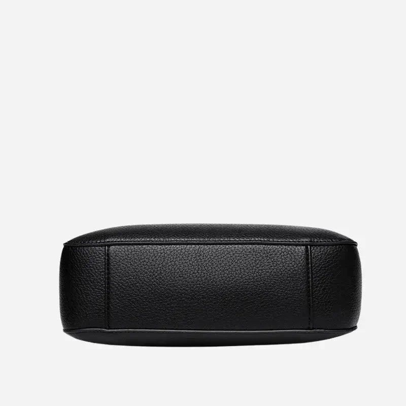 Bolsa-Feminina-Transversal-Hobo-Adele-Modelo-Preta-Couro-fundo--bolsa-hobo-pequena-bolsa-hobo-preta-bolsa-hobo-couro-com-design-sofisticado