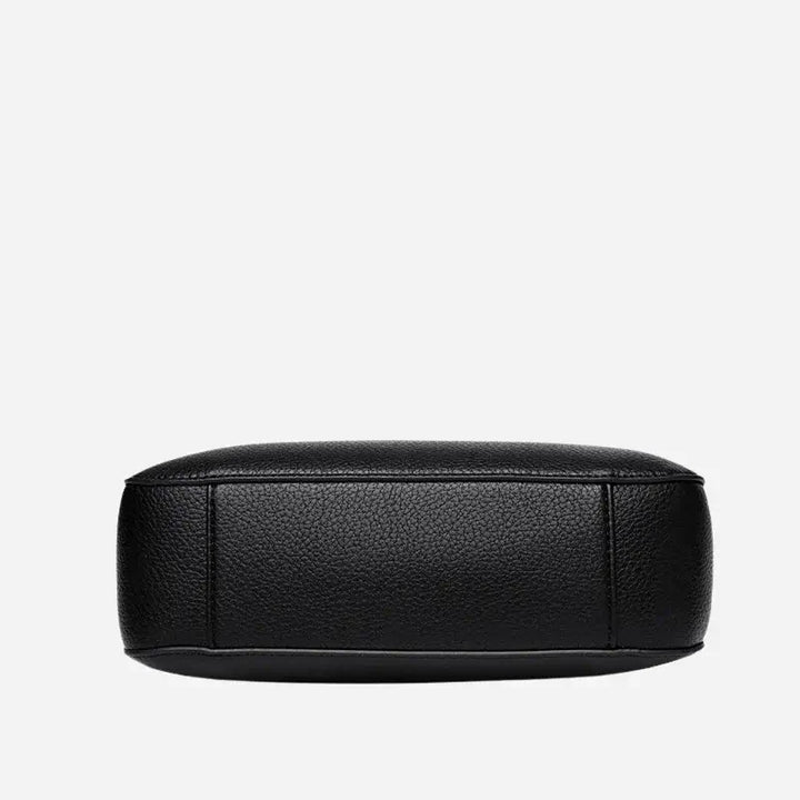 Bolsa-Feminina-Transversal-Hobo-Adele-Modelo-Preta-Couro-fundo--bolsa-hobo-pequena-bolsa-hobo-preta-bolsa-hobo-couro-com-design-sofisticado