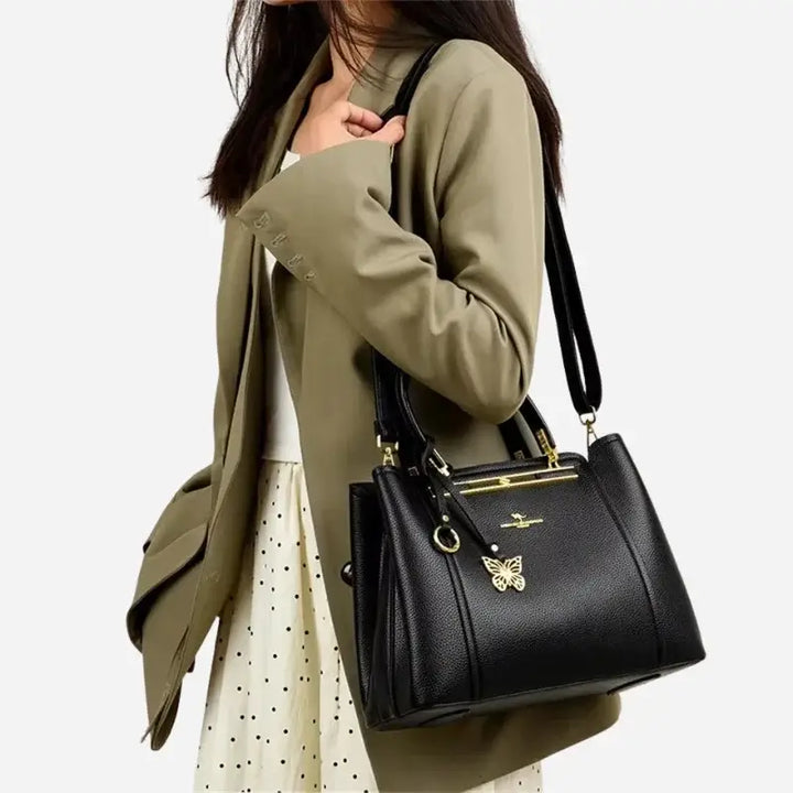 Bolsa-Feminina-de-Couro-Chiara-Preta-Modelo-bolsa-feminina-promoção-bolsa-de-couro-feminina-bolsa-tiracolo-bolsa-tiracolo-feminino-bolsa-tiracolo-feminina-bolsa-de-couro-feminina-grande-bolsa-tranversal