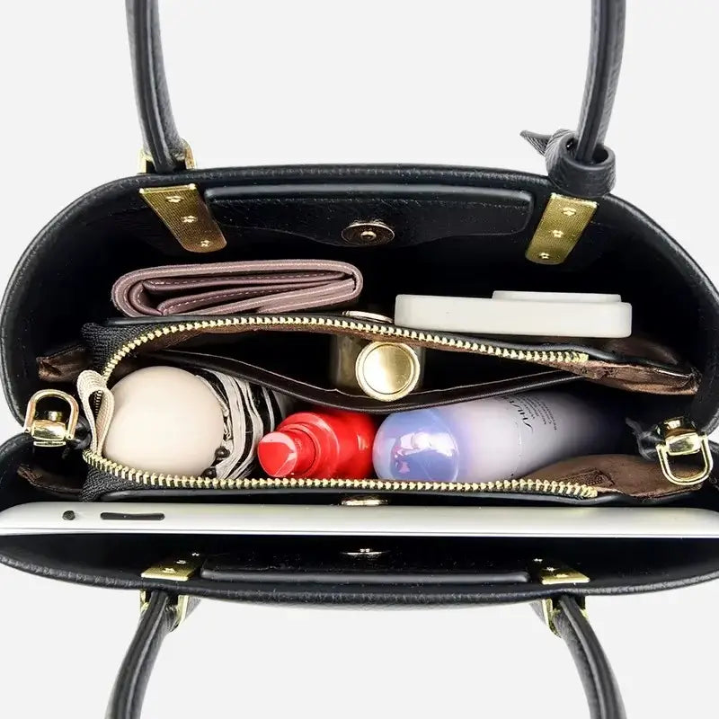 Bolsa-Feminina-de-Couro-Clutch-Tatiana-Preta-Aberta-bolsa-feminina-promoção-bolsa-de-couro-feminina-bolsa-tiracolo-bolsa-tiracolo-feminino-bolsa-tiracolo-feminina-bolsa-de-couro-feminina-grande		