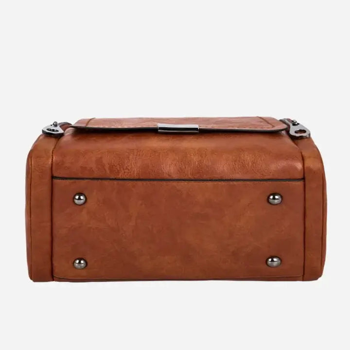 Bolsa-Feminina-de-Couro-Grande-Clarice-Marrom-Fundo-bolsa-feminina-promoção-bolsa-de-couro-feminina-bolsa-tiracolo-bolsa-tiracolo-feminino-bolsa-tiracolo-feminina-bolsa-de-couro-feminina-grande-bolsa-transversal-bolsa-tircolo-bolsa-de-mao