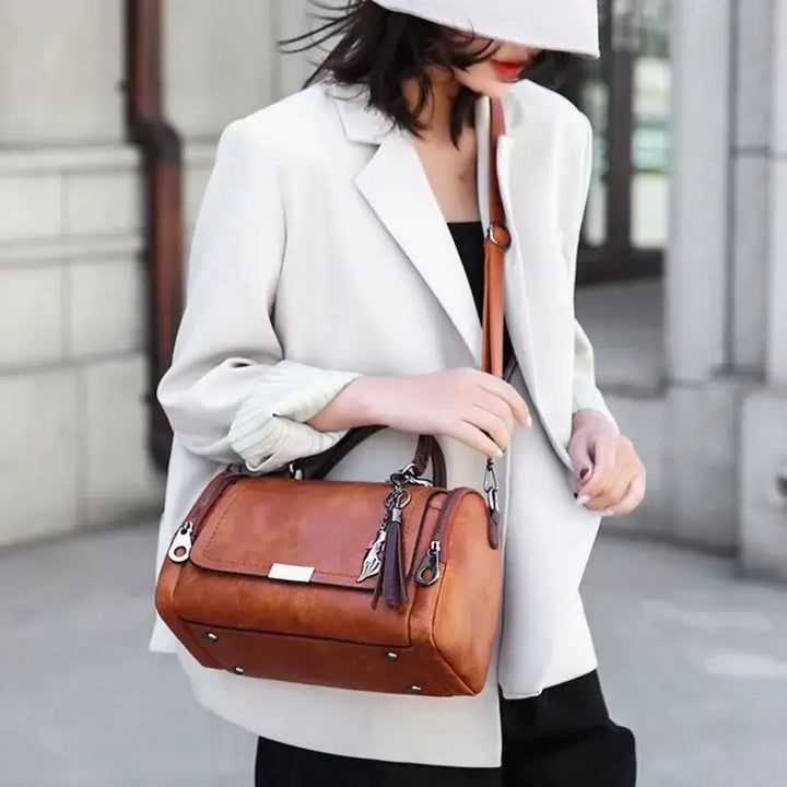 Bolsa-Feminina-de-Couro-Grande-Clarice-Marrom-modelo-1-bolsa-feminina-promoção-bolsa-de-couro-feminina-bolsa-tiracolo-bolsa-tiracolo-feminino-bolsa-tiracolo-feminina-bolsa-de-couro-feminina-grande-bolsa-transversal-bolsa-tircolo