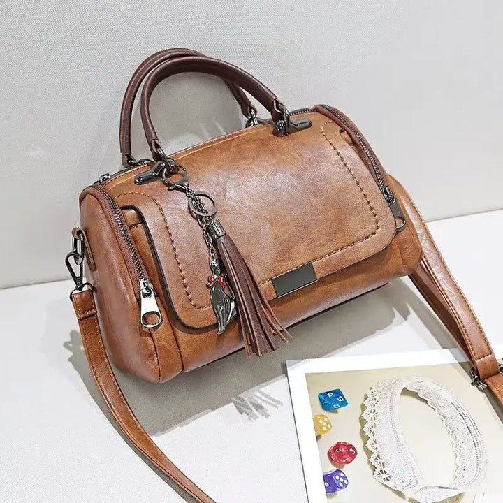 Bolsa-Feminina-de-Couro-Grande-Clarice-Marrom-Modelo-3-bolsa-feminina-promoção-bolsa-de-couro-feminina-bolsa-tiracolo-bolsa-tiracolo-feminino-bolsa-tiracolo-feminina-bolsa-de-couro-feminina-grande-bolsa-transversal-bolsa-tircolo-bolsa-de-mao