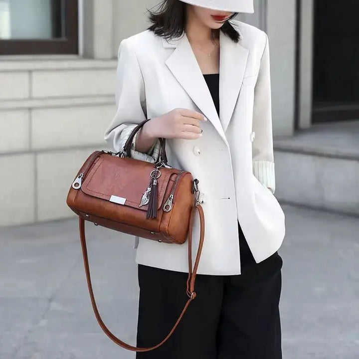 Bolsa-Feminina-de-Couro-Grande-Clarice-Marrom-Modelo-bolsa-feminina-promoção-bolsa-de-couro-feminina-bolsa-tiracolo-bolsa-tiracolo-feminino-bolsa-tiracolo-feminina-bolsa-de-couro-feminina-grande-bolsa-transversal-bolsa-tircolo