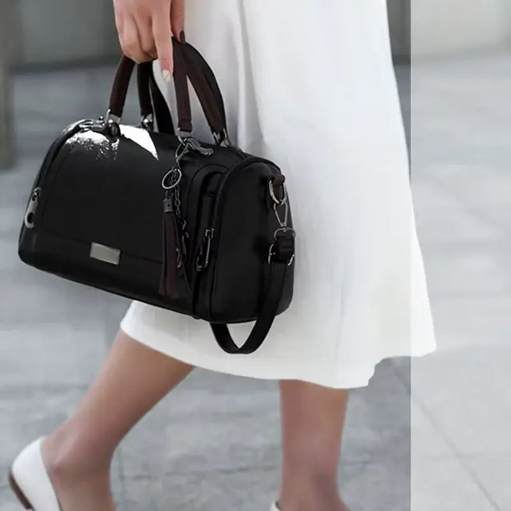 Bolsa-Feminina-de-Couro-Grande-Clarice-Preto-Modelo-Lado-bolsa-feminina-promoção-bolsa-de-couro-feminina-bolsa-tiracolo-bolsa-tiracolo-feminino-bolsa-tiracolo-feminina-bolsa-de-couro-feminina-grande-bolsa-transversal-bolsa-tircolo-bolsa-de-mao