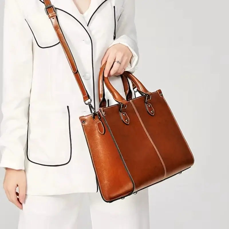 Bolsa-Feminina-de-Couro-Grande-Eloa-Marrom--Modelo-bolsa-feminina-promoção-bolsa-de-couro-feminina-bolsa-tiracolo-bolsa-tiracolo-feminino-bolsa-tiracolo-feminina-bolsa-de-couro-feminina-grande-bolsa-transversal