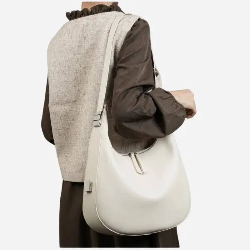 Bolsa-Feminina-de-Couro-Hobo-Denise-Modelo-Lado-bolsa-hobo-pequena-bolsa-hobo-bolsa-hobo-couro-bolsa-hobo-grande-bolsa-hobo-schutz