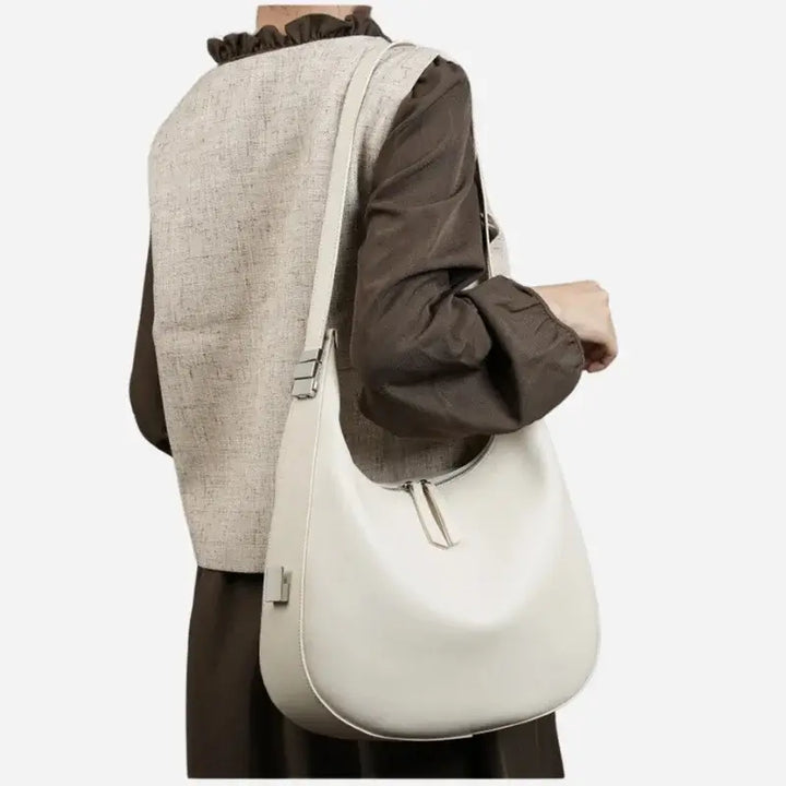 Bolsa-Feminina-de-Couro-Hobo-Denise-Modelo-Lado-bolsa-hobo-pequena-bolsa-hobo-bolsa-hobo-couro-bolsa-hobo-grande-bolsa-hobo-schutz