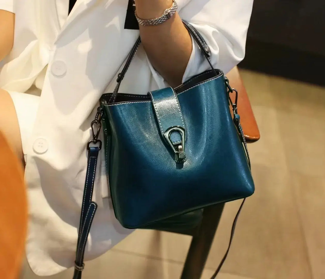 Bolsa-Feminina-de-Couro-Tiracolo-Yasmin-Azul-Modelo-1-bolsa-feminina-promoção-bolsa-de-couro-feminina-bolsa-tiracolo-bolsa-tiracolo-feminino-bolsa-tiracolo-feminina		