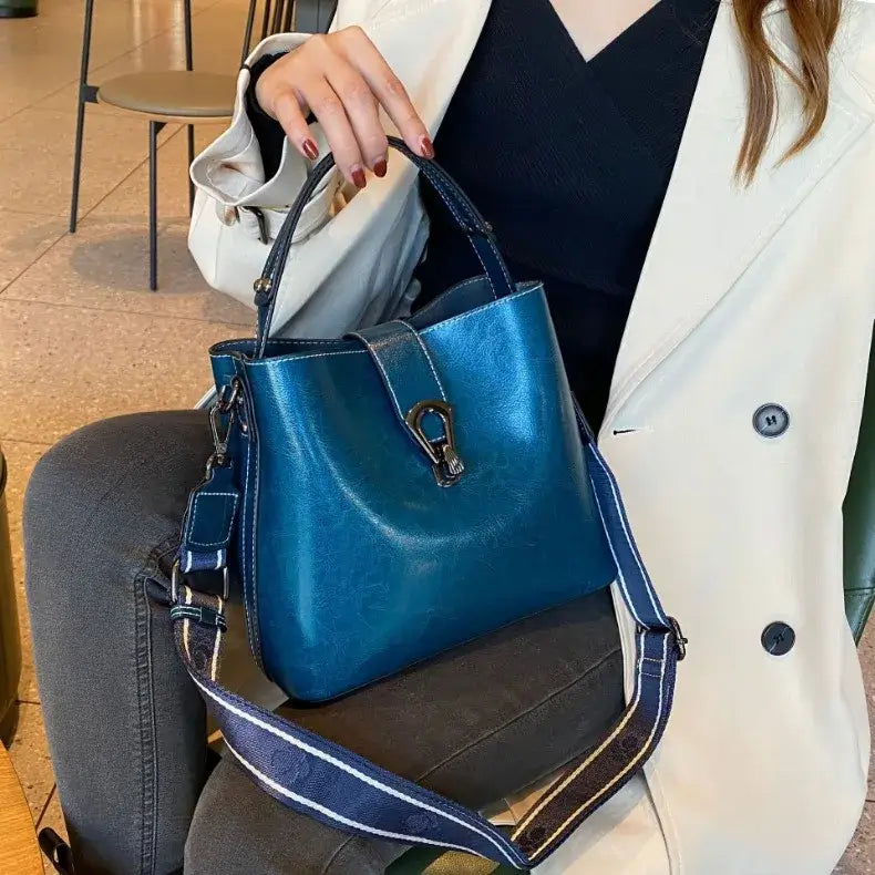 Bolsa-Feminina-de-Couro-Tiracolo-Yasmin-Azul-Modelo-3-bolsa-feminina-promoção-bolsa-de-couro-feminina-bolsa-tiracolo-bolsa-tiracolo-feminino-bolsa-tiracolo-feminina		