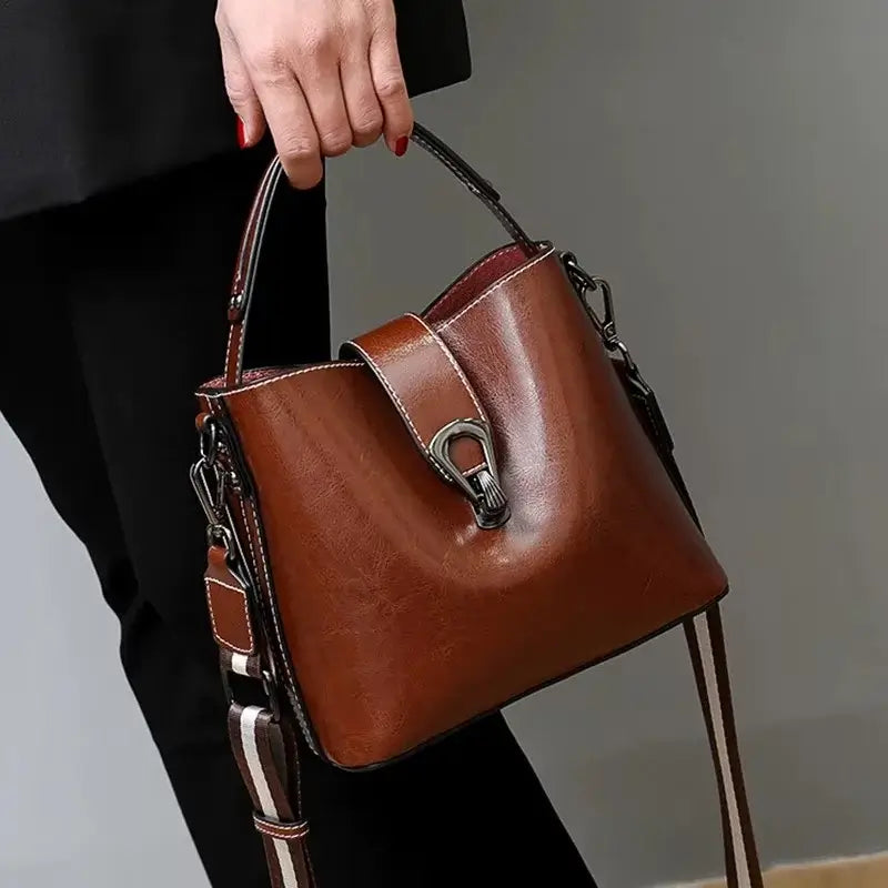 Bolsa-Feminina-de-Couro-Tiracolo-Yasmin-Cafe-Modelo-1-bolsa-feminina-promoção-bolsa-de-couro-feminina-bolsa-tiracolo-bolsa-tiracolo-feminino-bolsa-tiracolo-feminina		