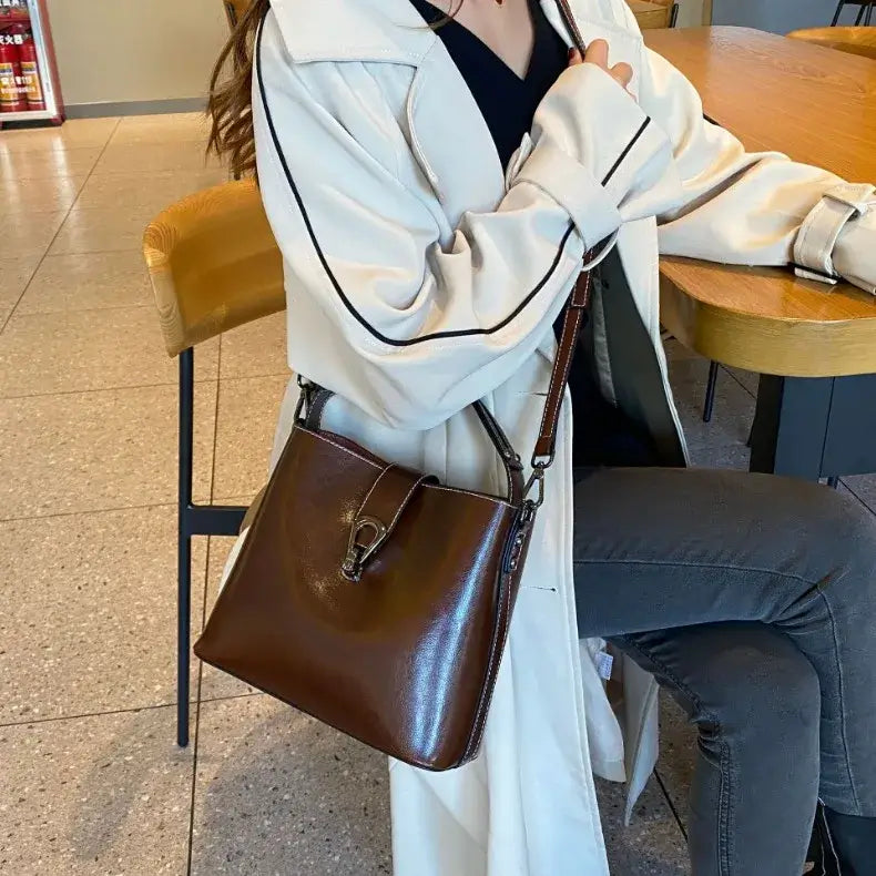 Bolsa-Feminina-de-Couro-Tiracolo-Yasmin-Cafe-Modelo-2-bolsa-feminina-promoção-bolsa-de-couro-feminina-bolsa-tiracolo-bolsa-tiracolo-feminino-bolsa-tiracolo-feminina		