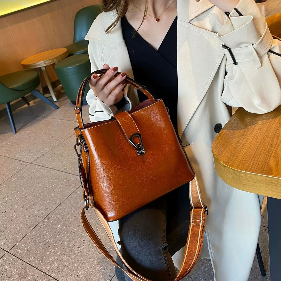 Bolsa-Feminina-de-Couro-Tiracolo-Yasmin-Marrom-Modelo-1-bolsa-feminina-promoção-bolsa-de-couro-feminina-bolsa-tiracolo-bolsa-tiracolo-feminino-bolsa-tiracolo-feminina		
