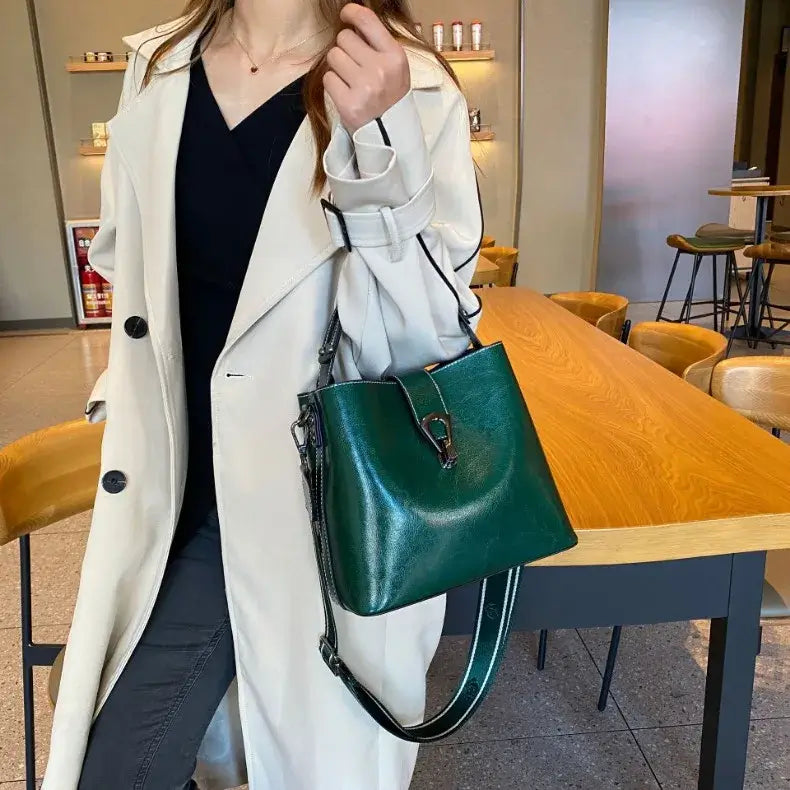 Bolsa-Feminina-de-Couro-Tiracolo-Yasmin-Verde-Modelo-3-bolsa-feminina-promoção-bolsa-de-couro-feminina-bolsa-tiracolo-bolsa-tiracolo-feminino-bolsa-tiracolo-feminina		