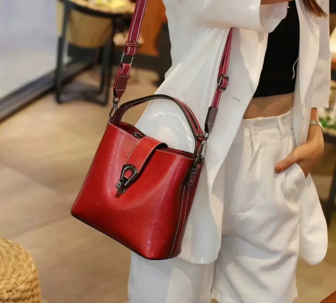 Bolsa-Feminina-de-Couro-Tiracolo-Yasmin-Vermelho-Modelo-1-bolsa-feminina-promoção-bolsa-de-couro-feminina-bolsa-tiracolo-bolsa-tiracolo-feminino-bolsa-tiracolo-feminina		
