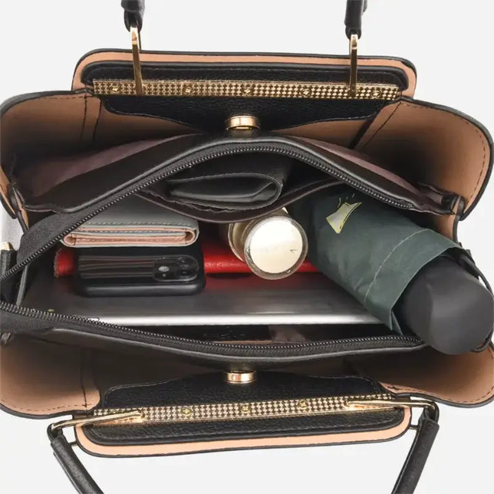 Bolsa-Feminina-de-Couro-Tote-Sophie-Preta-aberta-com-objetos-bolsa-feminina-promoção-bolsa-de-couro-feminina-bolsa-tiracolo-bolsa-tiracolo-feminino-bolsa-tiracolo-feminina-bolsa-de-couro-feminina-grande-bolsa-tranversal