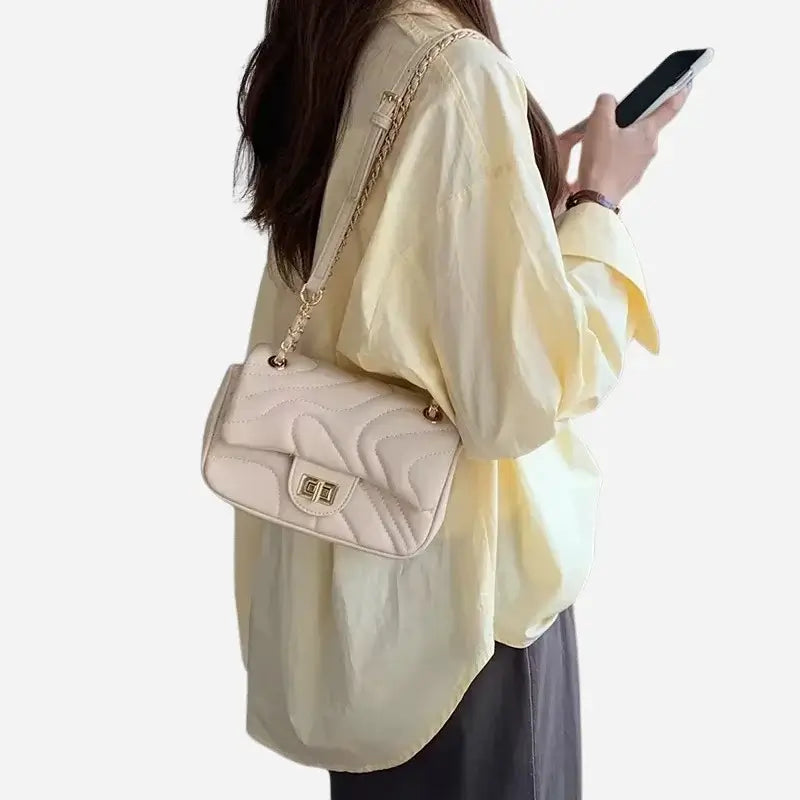 Bolsa-Tiracolo-Feminina-Mika-Bege-Modelo-Lado-bolsa-tiracolo-pequena-bolsa-feminina-promoção-bolsa-de-couro-feminina-bolsa-tiracolo-bolsa-tiracolo-feminino-bolsa-tiracolo-feminina-bolsa-tiracolo-schutz