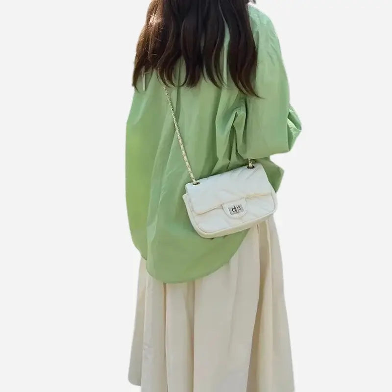 Bolsa-Tiracolo-Feminina-Mika-Bege-Modelo-Pe-Lado-bolsa-tiracolo-pequena-bolsa-feminina-promoção-bolsa-de-couro-feminina-bolsa-tiracolo-bolsa-tiracolo-feminino-bolsa-tiracolo-feminina-bolsa-tiracolo-schutz