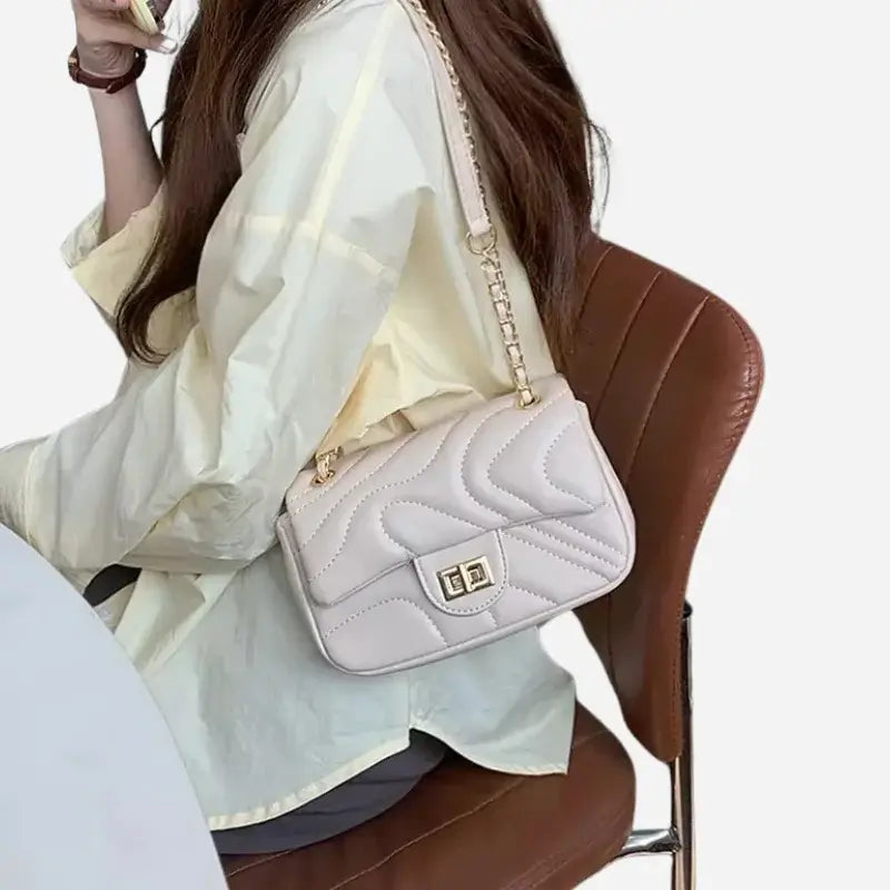 Bolsa-Tiracolo-Feminina-Mika-Bege-Modelo-Lado-2-bolsa-tiracolo-pequena-bolsa-feminina-promoção-bolsa-de-couro-feminina-bolsa-tiracolo-bolsa-tiracolo-feminino-bolsa-tiracolo-feminina-bolsa-tiracolo-schutz