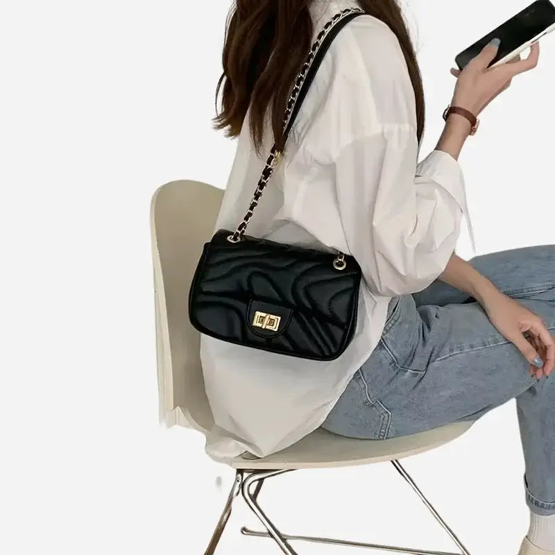 Bolsa-Tiracolo-Feminina-Mika-Preta-Modelo-bolsa-tiracolo-pequena-bolsa-feminina-promoção-bolsa-de-couro-feminina-bolsa-tiracolo-bolsa-tiracolo-feminino-bolsa-tiracolo-feminina-bolsa-tiracolo-schutz
