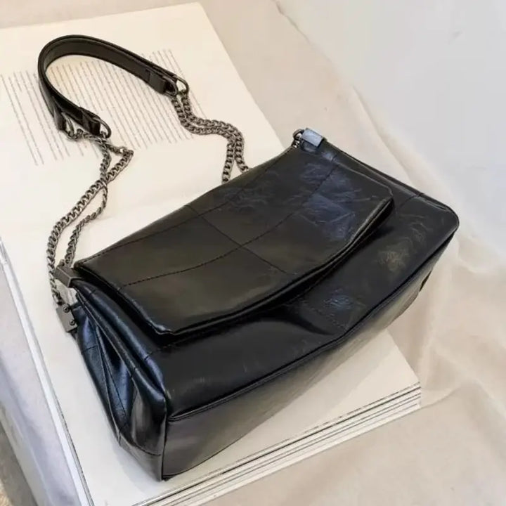 Bolsa-Tiracolo-Feminina-Preta-Isadora-Preta-Deitada-2-bolsa-tiracolo-pequena-bolsa-feminina-promoção-bolsa-de-couro-feminina-bolsa-tiracolo-bolsa-tiracolo-feminino-bolsa-tiracolo-feminina-bolsa-tiracolo-schutz