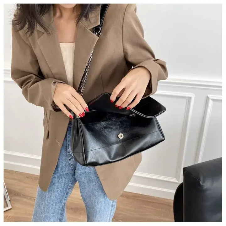 Bolsa-Tiracolo-Feminina-Preta-Isadora-Preta-Modelo-Fechando-bolsa-tiracolo-pequena-bolsa-feminina-promoção-bolsa-de-couro-feminina-bolsa-tiracolo-bolsa-tiracolo-feminino-bolsa-tiracolo-feminina-bolsa-tiracolo-schutz
