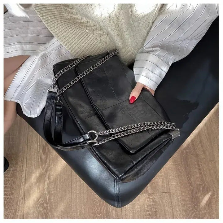 Bolsa-Tiracolo-Feminina-Preta-Isadora-Preta-Segurando-Deitada-bolsa-tiracolo-pequena-bolsa-feminina-promoção-bolsa-de-couro-feminina-bolsa-tiracolo-bolsa-tiracolo-feminino-bolsa-tiracolo-feminina-bolsa-tiracolo-schutz