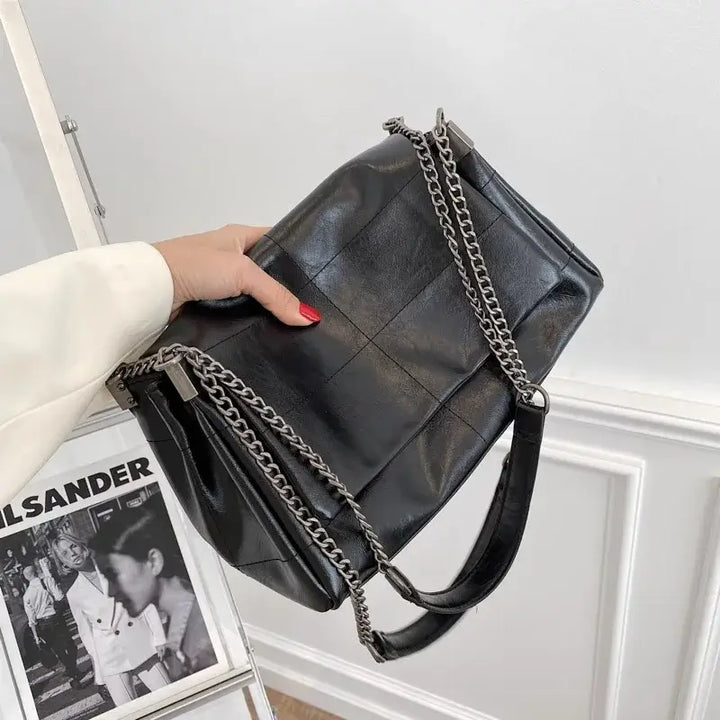 Bolsa-Tiracolo-Feminina-Preta-Isadora-Preta-Segurando-bolsa-tiracolo-pequena-bolsa-feminina-promoção-bolsa-de-couro-feminina-bolsa-tiracolo-bolsa-tiracolo-feminino-bolsa-tiracolo-feminina-bolsa-tiracolo-schutz