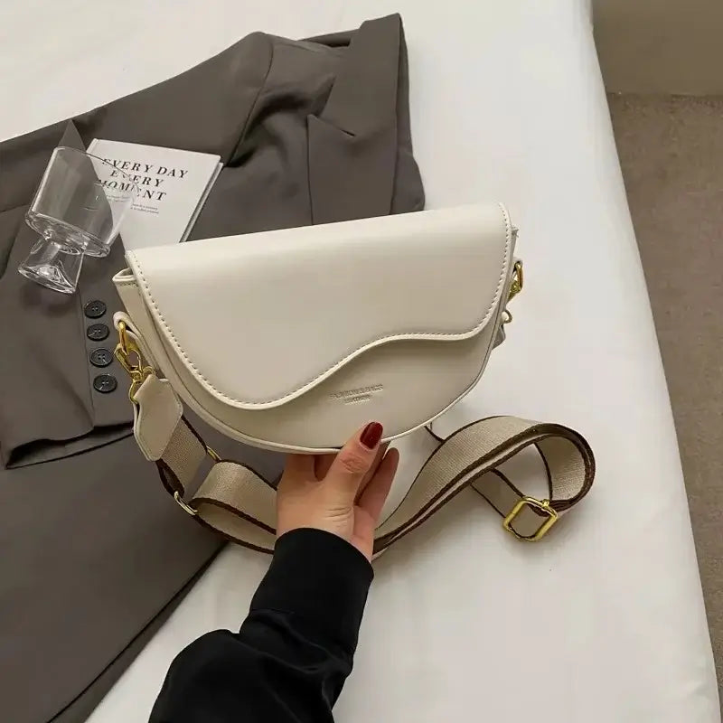 Bolsa-Tiracolo-Feminina-Seren-Branca-bolsa-tiracolo-pequena-bolsa-feminina-promoção-bolsa-de-couro-feminina-bolsa-tiracolo-bolsa-tiracolo-feminino-bolsa-tiracolo-feminina-bolsa-tiracolo-schutz