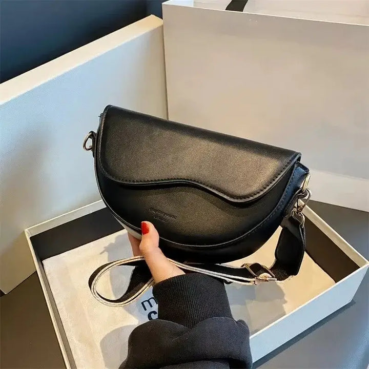 Bolsa-Tiracolo-Feminina-Seren-Preta-Amostra-bolsa-tiracolo-pequena-bolsa-feminina-promoção-bolsa-de-couro-feminina-bolsa-tiracolo-bolsa-tiracolo-feminino-bolsa-tiracolo-feminina-bolsa-tiracolo-schutz