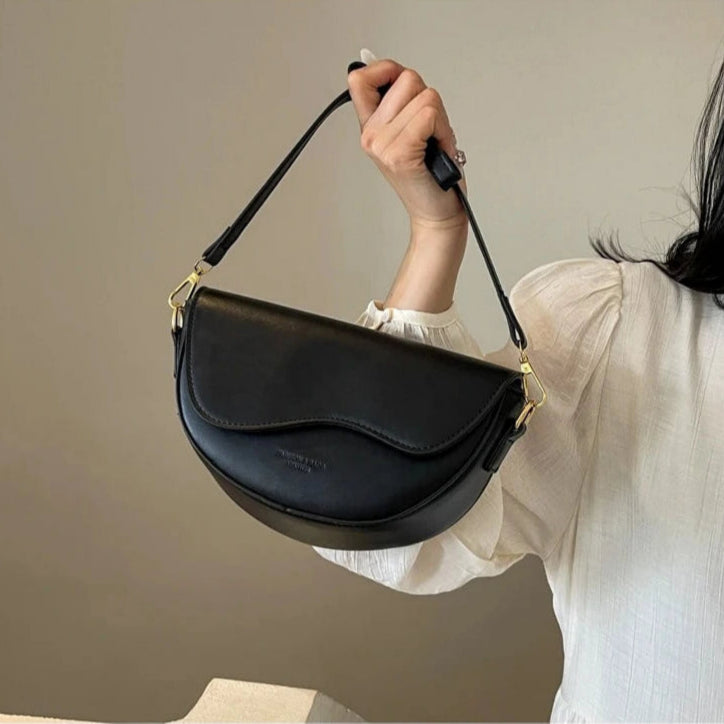 Bolsa-Tiracolo-Feminina-Seren-Preta-Na-Mao-Alca-bolsa-tiracolo-pequena-bolsa-feminina-promoção-bolsa-de-couro-feminina-bolsa-tiracolo-bolsa-tiracolo-feminino-bolsa-tiracolo-feminina-bolsa-tiracolo-schutz-bolsa-tiracolo-preta