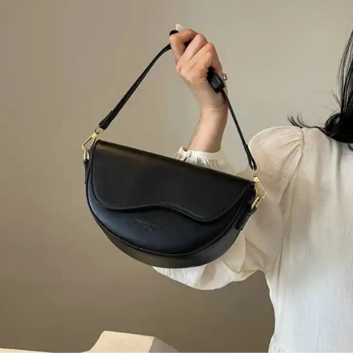 Bolsa-Tiracolo-Feminina-Seren-Preta-Na-Mao-Alca-bolsa-tiracolo-pequena-bolsa-feminina-promoção-bolsa-de-couro-feminina-bolsa-tiracolo-bolsa-tiracolo-feminino-bolsa-tiracolo-feminina-bolsa-tiracolo-schutz-bolsa-tiracolo-preta