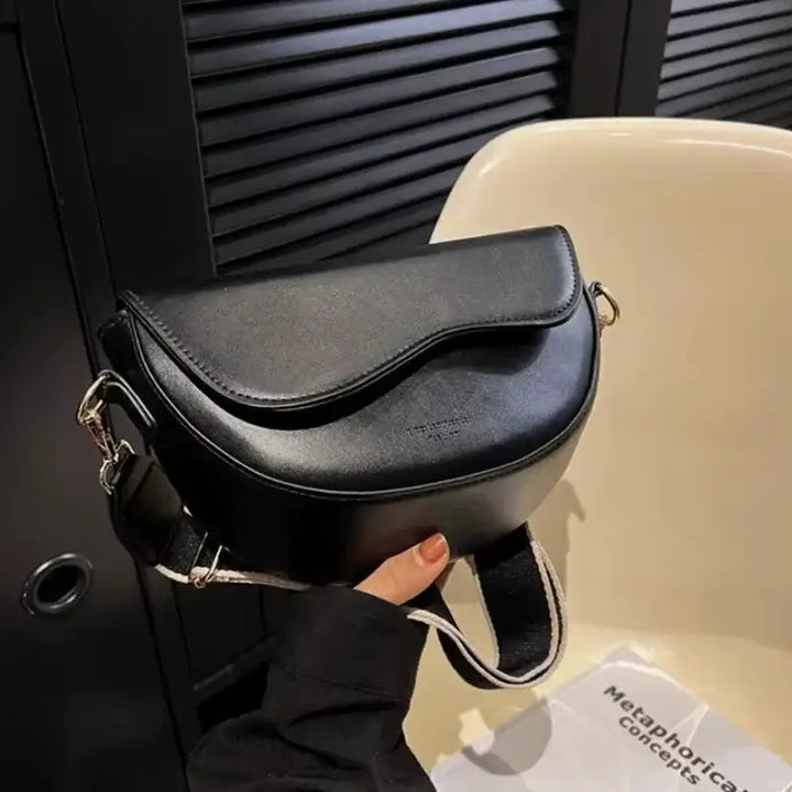Bolsa-Tiracolo-Feminina-Seren-Preta-Na-Mao-bolsa-tiracolo-pequena-bolsa-feminina-promoção-bolsa-de-couro-feminina-bolsa-tiracolo-bolsa-tiracolo-feminino-bolsa-tiracolo-feminina-bolsa-tiracolo-schutz