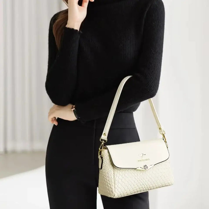Bolsa-Tiracolo-Feminina-de-Couro-Celina-Branco-Modelo-bolsa-tiracolo-pequena-bolsa-feminina-promoção-bolsa-de-couro-feminina-bolsa-tiracolo-bolsa-tiracolo-feminino-bolsa-tiracolo-feminina-bolsa-tiracolo-schutz