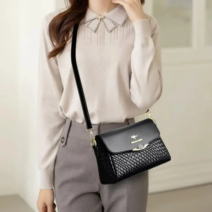 Bolsa-Tiracolo-Feminina-de-Couro-Celina-Preta-Modelo-bolsa-tiracolo-pequena-bolsa-feminina-promoção-bolsa-de-couro-feminina-bolsa-tiracolo-bolsa-tiracolo-feminino-bolsa-tiracolo-feminina-bolsa-tiracolo-schutz