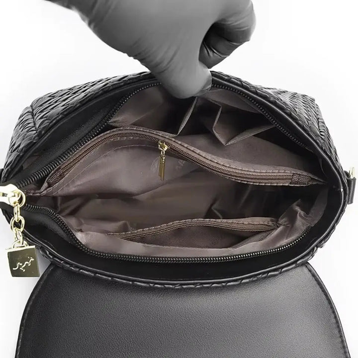 Bolsa-Tiracolo-Feminina-de-Couro-Celina-Preta-aberta-bolso-bolsa-tiracolo-pequena-bolsa-feminina-promoção-bolsa-de-couro-feminina-bolsa-tiracolo-bolsa-tiracolo-feminino-bolsa-tiracolo-feminina-bolsa-tiracolo-schutz