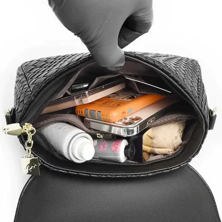 Bolsa-Tiracolo-Feminina-de-Couro-Celina-Preta-compartimento-cheio-bolsa-tiracolo-pequena-bolsa-feminina-promoção-bolsa-de-couro-feminina-bolsa-tiracolo-bolsa-tiracolo-feminino-bolsa-tiracolo-feminina-bolsa-tiracolo-schutz