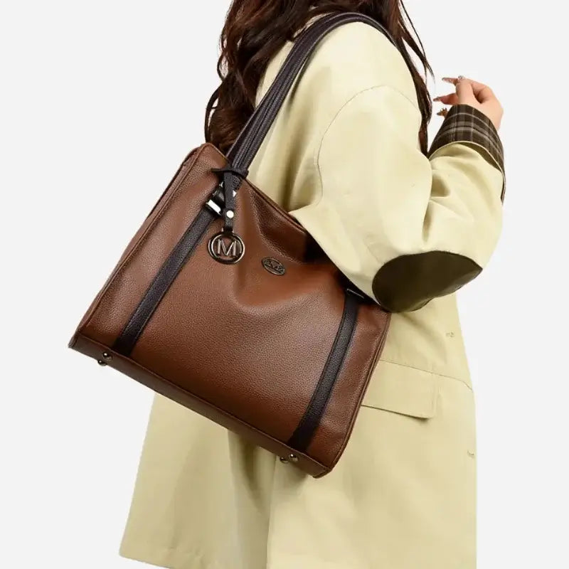 Bolsa-Tote-Feminina-Allegra-Marrom-ModeloLado-2-bolsa-feminina-promoção-bolsa-de-couro-feminina-bolsa-bolsa-de-couro-feminina-grande-bolsa-tote-bolsa-tote-grande-bolsa-tote-bag-bolsa-tote-schutz-bolsa-tote-couro