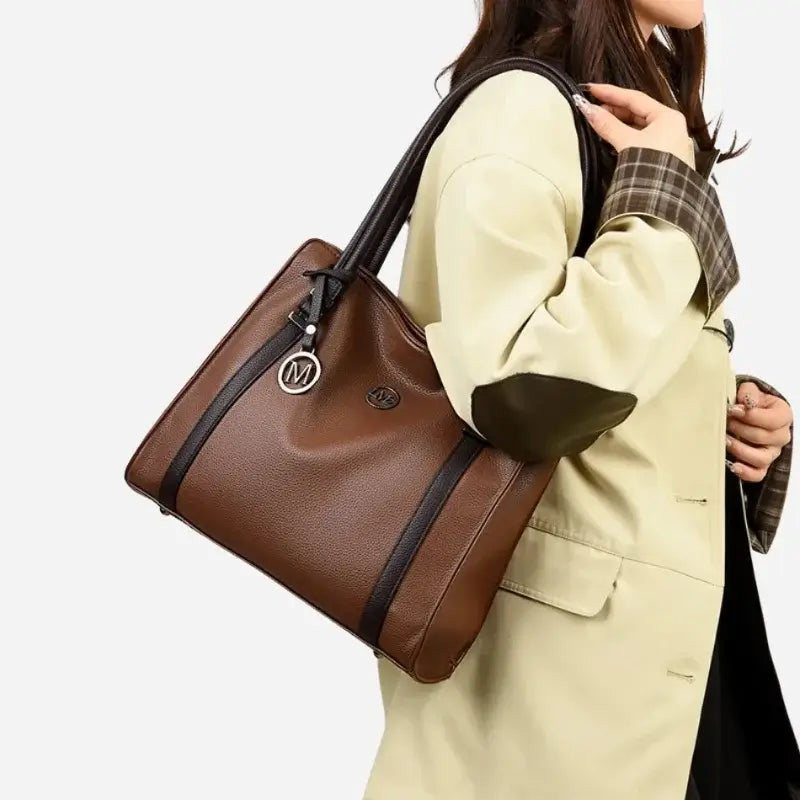 Bolsa-Tote-Feminina-Allegra-Marrom-Modelo-Lado-bolsa-feminina-promoção-bolsa-de-couro-feminina-bolsa-bolsa-de-couro-feminina-grande-bolsa-tote-bolsa-tote-grande-bolsa-tote-bag-bolsa-tote-schutz-bolsa-tote-couro