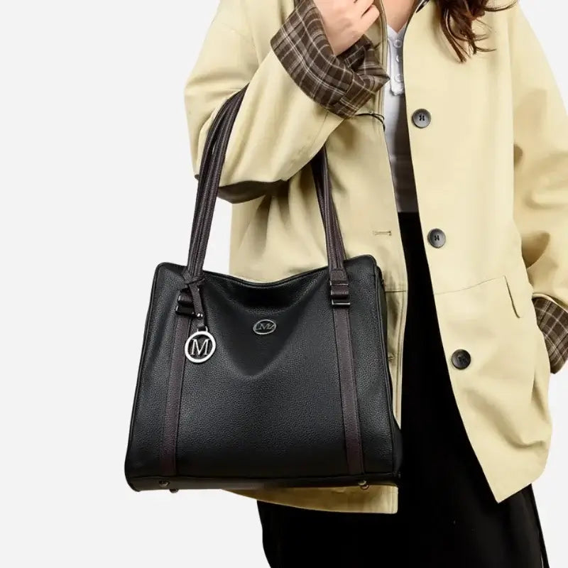 Bolsa-Tote-Feminina-Allegra-Preto-Modelo-no-Bracos-Bolsa-Feminina-Chiara-em-Couro-Legítimo-Preta--Modelo-Elegante-com-Acabamento-Premium-e-Estilo-Versátil-para-Uso-Diário-e-Profissional
