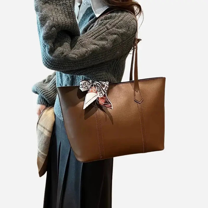 Bolsa-Tote-Feminina-Amora-Chocolate-Modelo-Lado-bolsa-feminina-promoção-bolsa-de-couro-feminina-bolsa-bolsa-de-couro-feminina-grande-bolsa-tote-bolsa-tote-grande-bolsa-tote-bag-bolsa-tote-schutz-bolsa-tote-couro