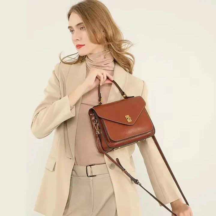 Bolsa-de-Mao-Feminina-Arielle-Marrom-Alca-Modelo-bolsa-feminina-promoção-bolsa-de-couro-feminina-bolsa-tiracolo-bolsa-tiracolo-feminino-bolsa-tiracolo-feminina-bolsa-de-couro-feminina-bolsa-de-mao-bolsa de-mao-viagem-bolsa-de-mao-festa-bolsa pequena-bolsa-pequena-feminino-bolsa-pequena-feminina-transversal