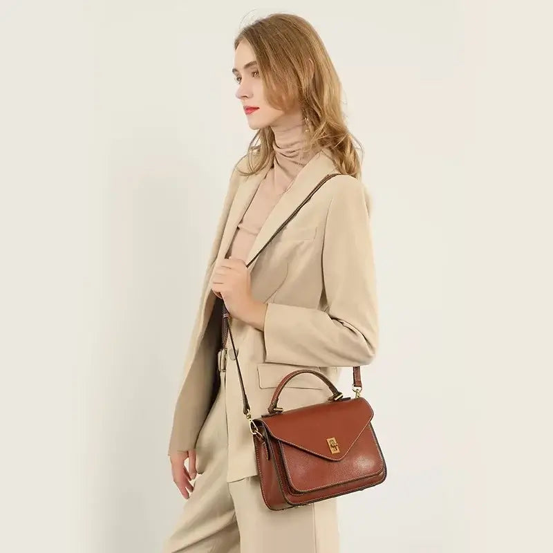 Bolsa-de-Mao-Feminina-Arielle-Marrom-Modelo-2-bolsa-feminina-promoção-bolsa-de-couro-feminina-bolsa-tiracolo-bolsa-tiracolo-feminino-bolsa-tiracolo-feminina-bolsa-de-couro-feminina-bolsa-de-mao-bolsa de-mao-viagem-bolsa-de-mao-festa-bolsa pequena-bolsa pequena feminino-bolsa-pequena-feminina-transversal