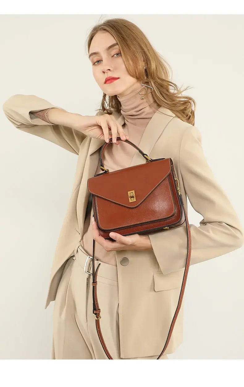 Bolsa-de-Mao-Feminina-Arielle-Marrom-Modelo-Segurando-2-bolsa-feminina-promoção-bolsa-de-couro-feminina-bolsa-tiracolo-bolsa-tiracolo-feminino-bolsa-tiracolo-feminina-bolsa-de-couro-feminina-bolsa-de-mao-bolsa de-mao-viagem-bolsa-de-mao-festa-bolsa pequena-bolsa-pequena-feminino-bolsa-pequena-feminina-transversal