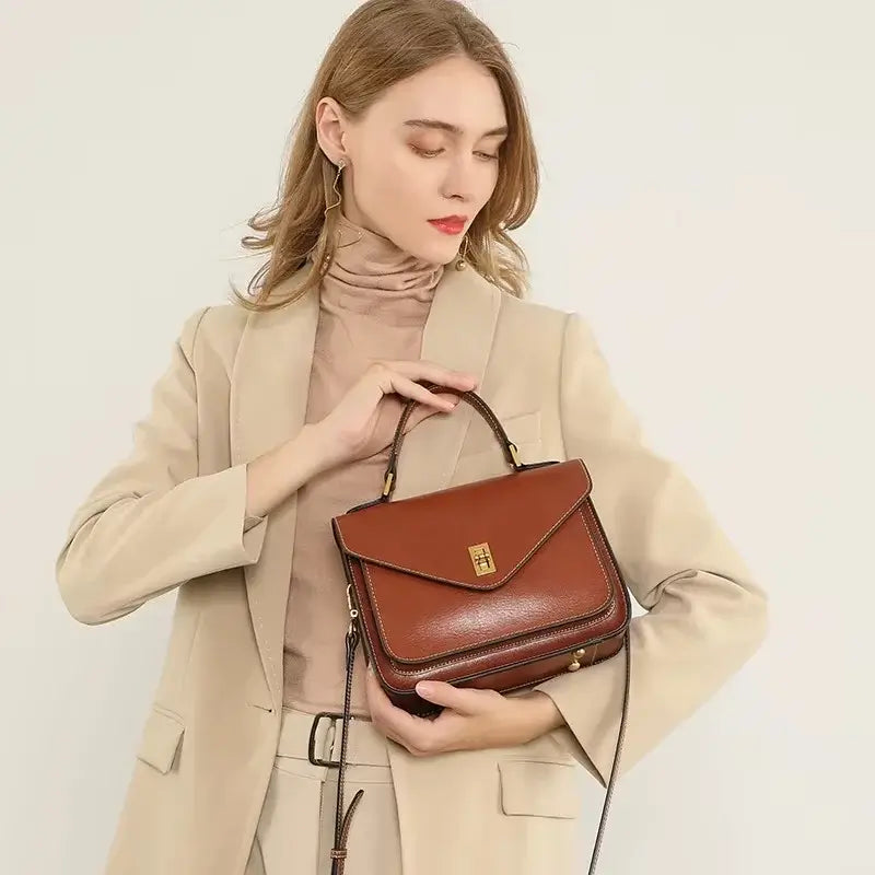 Bolsa-de-Mao-Feminina-Arielle-Marrom-modelo-Segurando-bolsa-feminina-promoção-bolsa-de-couro-feminina-bolsa-tiracolo-bolsa-tiracolo-feminino-bolsa-tiracolo-feminina-bolsa-de-couro-feminina-bolsa-de-mao-bolsa de-mao-viagem-bolsa-de-mao-festa-bolsa pequena-bolsa-pequena-feminino-bolsa-pequena-feminina-transversal